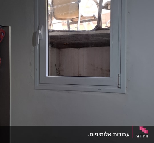 התקנת חלון אלומיניום בודד בעל מנגנון פתיחה על ציר